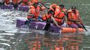 Petugas dari UPK Badan Air Dinas Lingkungan Hidup Kecamatan Duren Sawit beradu kecepatan saat lomba dayung di Kanal Banjir Timur, Jakarta, Sabtu (17/8/2019). (merdeka.com/ Iqbal S. Nugroho)