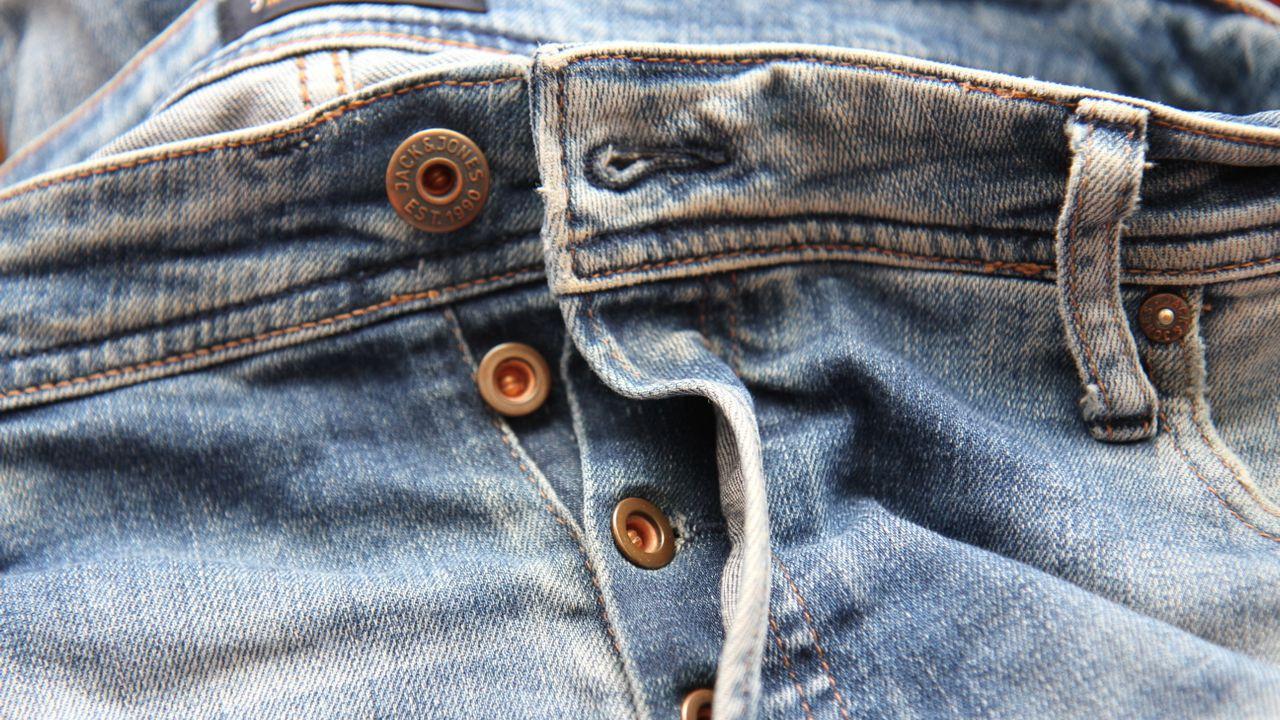 Cara Mengatasi Jeans yang Terlalu Ketat di Pinggang