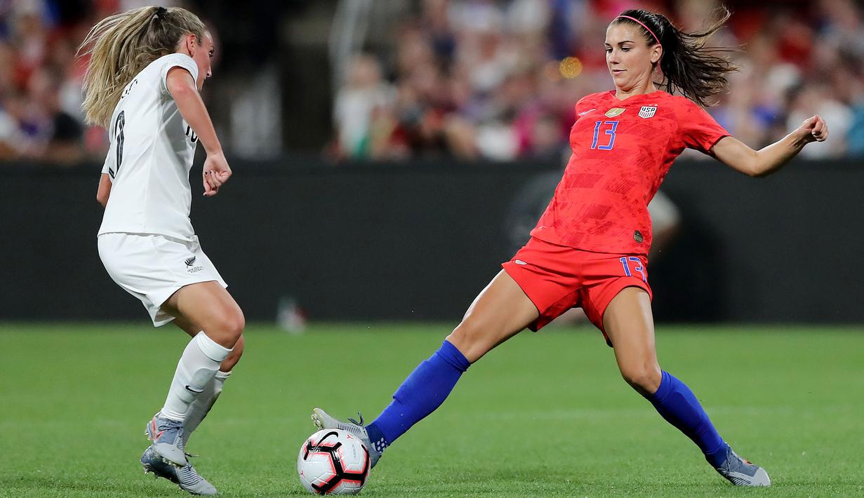Penyerang Timnas Amerika Serikat, Alex Morgan, berebut bola dengan pemain timnas New Zealand di Busch Stadium pada 16 Mei 2019. (AFP/Elsa/Getty Images)