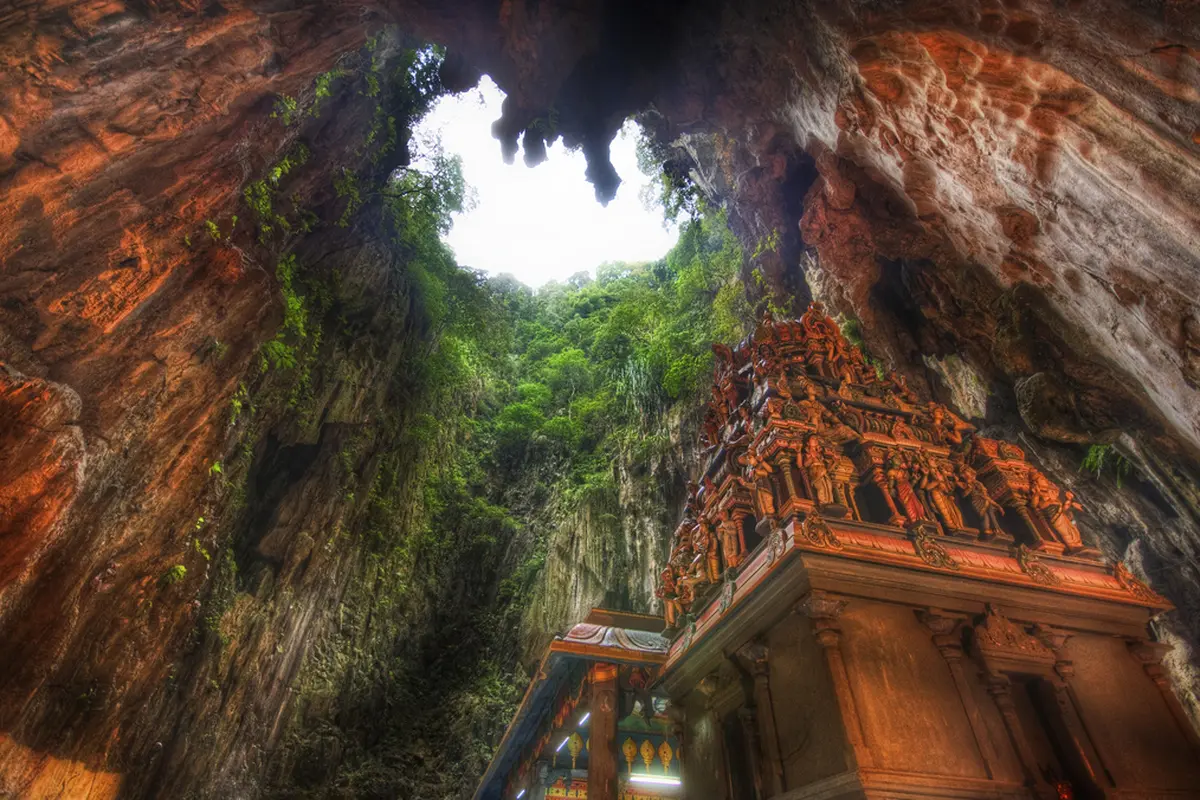 Tertegun Pesona Kuil Hindu Nan Artistik di Batu Cave, Malaysia