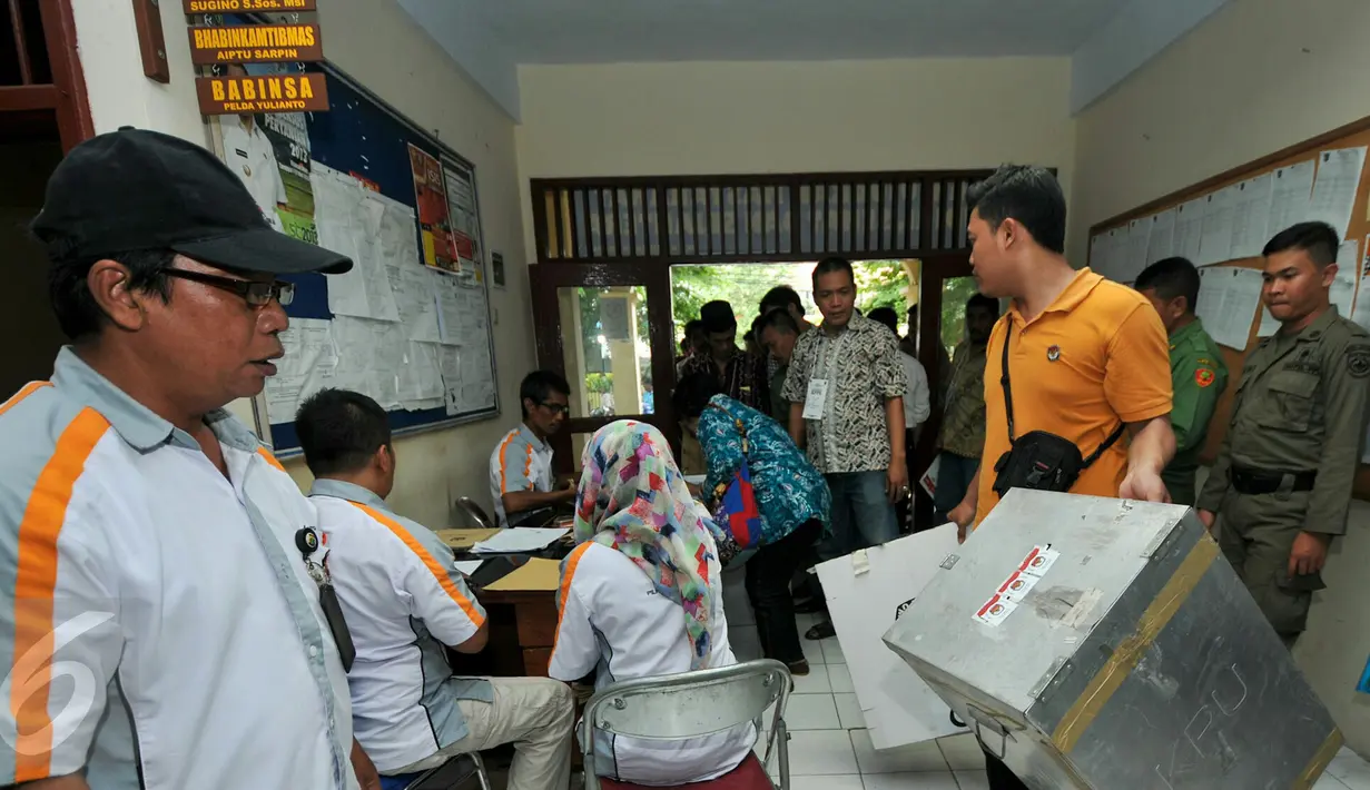 Petugas TPS Pilkada di Kelurahan Depok mulai melakukan pendataan dan pengembalian kotak suara ke kantor Kelurahan untuk didistribusikan kembali ke kantor kecamatan, Rabu (9/12). (Liputan6.com/Yoppy Renato)