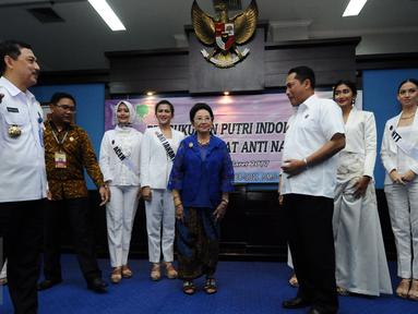 Kepala BNN, Budi Waseso (ketiga kanan) berbincang dengan pendiri YPI Mooryati Soedibyo (tengah) usai memberikan pembekalan anti narkotika kepada finalis Puteri Indonesia 2017 di Jakarta,  Senin (27/3). (Liputan6.com/Helmi Fithriansyah)