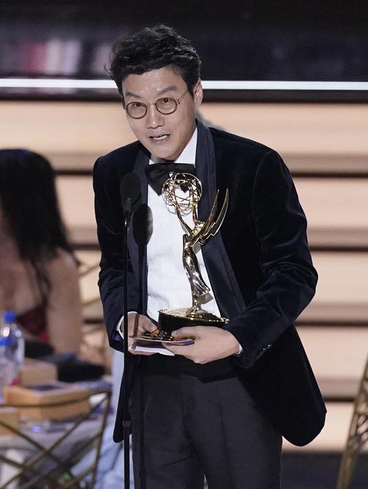Hwang Dong-hyuk menerima penghargaan untuk kategori Sutradara Drama Serial Terbaik dalam serial “Squid Game” di ajang Emmy Awards ke-74 di Microsoft Theater, Los Angeles, Amerika (11/9/2022). Hwang Dong Hyuk menjadi orang Korea pertama yang mendapatkan penghargaan Emmy di bidang penyutradaraan. (AP Photo/Mark Terrill)
