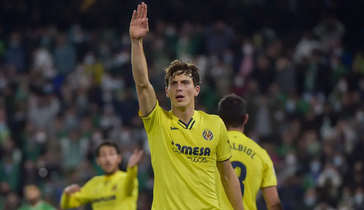 Pau Torres. Bek tengah berusia 25 tahun yang telah memperkuat Villarreal selama 5 musim sejak dipromosikan dari Villarreal B pada awal musim 2016/2017 ini dibutuhkan Erik ten Hag untuk menambah stok dan pilihan di posisi bek tengah tengah Manchester United yang telah dihuni Harry Maguire, Victor Lindelof, Eric Bailly dan Raphael Varane. (AFP/Cristina Quicler)