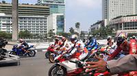 Aksi para pembalap saat mengikuti parade MotoGP di Bundaran Hotel Indonesia, Jakarta. (Liputan6.com/Ady Anugrahadi)