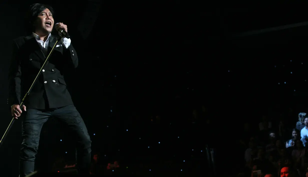 Penyanyi Ari Lasso baru saja menggelar konser. Mantan vokalis Dewa 19 itu menggelar konser sebagai penda 25 tahun berkarier di industri musik Tanah Air. Sekitar 2,5 jam menghibur para penggemarnya. (Nurwahyunan/Bintang.com)