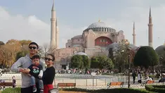 Beberapa waktu belakangan ini Nikita Willy banyak membagikan potretnya yang sedang liburan di Turki. Dalam liburannya tersebut, ia banyak mengunjungi berbagai tempat ikonik seperti ke Hagia Sophia. Bersama keluarga kecilnya ia banyak mengabadikan momen tersebut di media sosial Instagram. (Liputan6.com/IG/@nikitawillyofficial94)