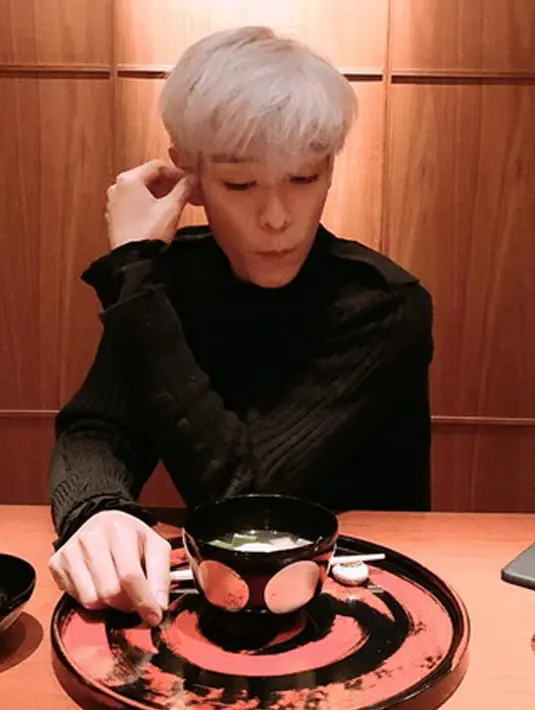 “Setelah memeriksa, para dokter menemukan darahnya yang kekurangan tetapi kelebihan kadar karbondioksida. Hal ini tentunya akan membahayakan bagi otaknya dalam beberapa waktu saja,” tambah dokter.(Instagram/choi_seung_hyun_tttop)