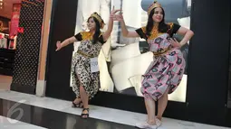 Dua orang peserta memeragakan sebuah tarian di ajang Indonesia Menari 2015 di Mal Grand Indonesia, Jakarta (22/11/2015). Sebanyak 1500 peserta ikut dalam tarian massal dengan koreografi tradisional dan modern. (Liputan6.com/Gempur M Surya)