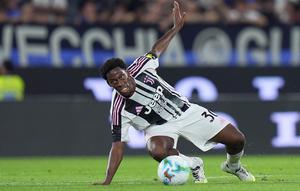 Jonathan David (Juventus) terpeleset dalam laga trofi Bortolotti melawan Atalanta di Gewiss Stadium, Bergamo, 16 Agustus 2025. (Spada/LaPresse via AP)