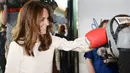  Duchess of Cambridge, Kate Middleton bermain tinju saat melakukan kegiatan sosial selama acara Heads Together di Stratford , London Timur , Inggris, 16 Mei 2016. Kate sedang melakukan kampanye kesehatan mental. (REUTERS / Jeremy Selwyn)