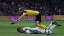 Penyerang Dortmund, Andre Schurrle terjatuh dari kawalan gelandang Real Madrid, Casemiro pada pertandingan Grup F Liga Champions di Santiago Bernabeu, Madrid, (8/12). Real Madrid bermain imbang 2-2 dengan Dortmund. (REUTERS/Juan Medina)