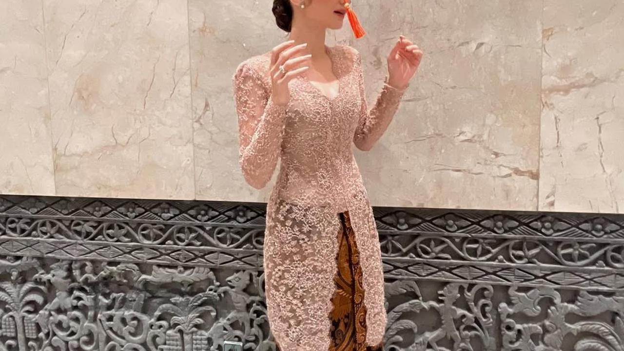 Model Kebaya Modern ala Enzy Storia, Potret Cantiknya Makin Terpancar