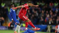 Mohamed Salah menginjak Marc Cucurella dalam sebuah duel dalam laga Liga Inggris antara Chelsea dan Liverpool di Stamford Bridge, London, 4 Oktober 2025. (AP Photo/Ian Walton)
