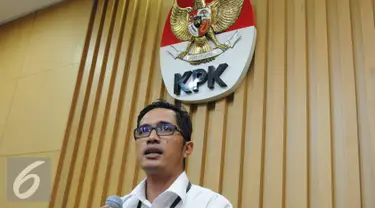 Kabiro Humas KPK, Febri Diansyah saat kofrensi pers di gedung KPK, Jakarta, Selasa (6/12). KPK menjerat Bupati Nganjuk Jawa Timur, Taufiqurahman sebagai tersangka kasus dugaan korupsi. (Liputan6.com/Helmi Affandi)