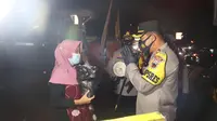 Polres Pemalang membagikan paket sembako untuk pedagang yang taat pemberlakukan jam malam dalam PPKM Darurat. (Foto: LIputan6.com/Humas Polres Pemalang