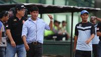 Pelatih PS TNI, Eduard Tjong saat mendampingi timnya melawan Mitra Kukar pada laga Torabika Soccer Championship 2016 di Stadion Siliwangi, Bandung, Sabtu (14/5/2016). (Bola.com/Nicklas Hanoatubun)