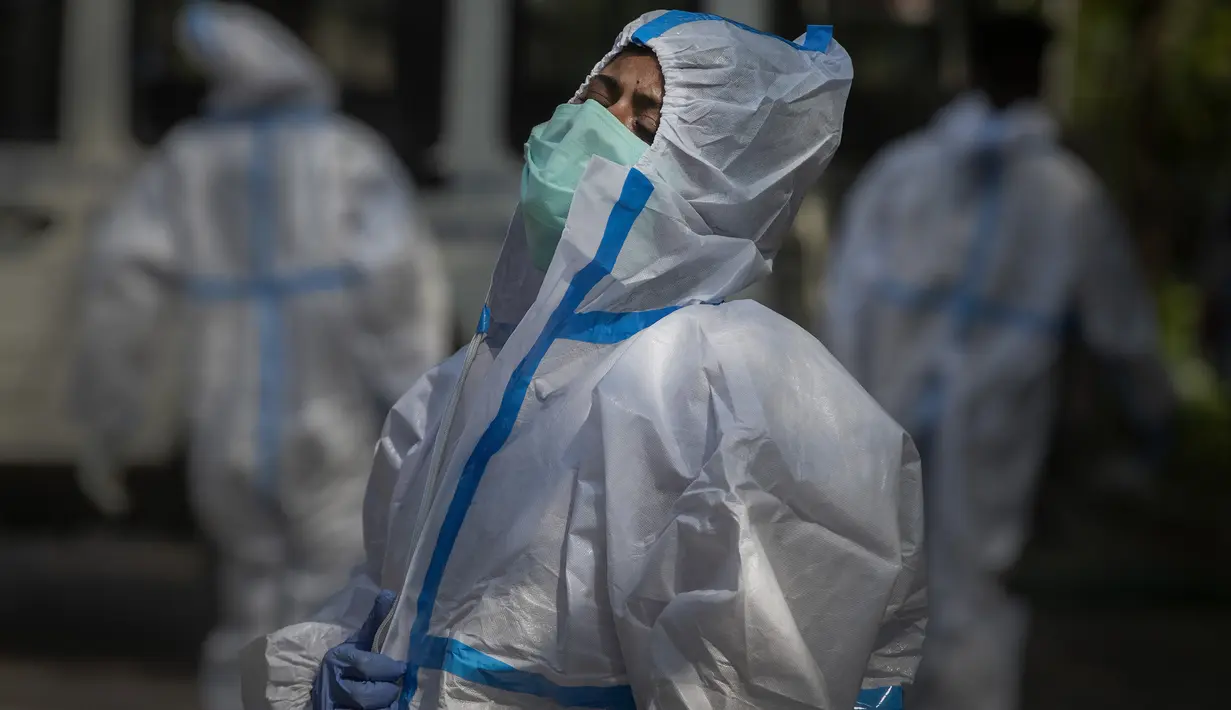 Tunangan seseorang yang meninggal karena COVID-19 menangis saat kremasi di Gauhati, India, pada Selasa (27/4/2021). Kasus virus corona di India melonjak lebih cepat dari tempat lain di dunia. (AP Photo/Anupam Nath)