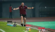 Ekspresi kecewa pelatih kepala PSM Makassar, Bernardo Tavares Fernando Jose saat laga pekan ke-10 BRI Liga 1 2022/2023 antara Dewa United FC melawan PSM Makassar di Stadion Indomilk Arena, Tangerang, Kamis (15/9/2022). (Bola.com/Bagaskara Lazuardi)