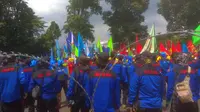 Kelompok buruh gabungan serikat pekerja berunjuk rasa di depan kantor Gubernur Jawa Barat, Jalan Diponegoro, Bandung, Selasa, 28 Desember 2021.