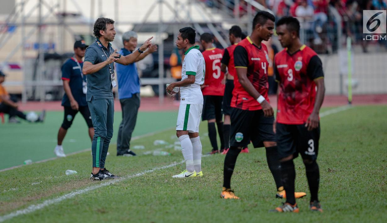 Pelatih Luis Milla memberikan Instruksi kepanda Evan Dimas saat melawan Timor Leste pada  SEA Games 2017 di Stadion Selayang, Selangor, Minggu (20/8). Indonesia menang 1-0. (Liputan6.com/Faizal Fanani)