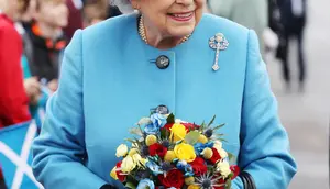 Ratu Inggris Elizabeth II saat menghadiri peresmian jembatan Queensferry, Skotlandia, Minggu (4/9). Pembangunan jembatan ini telah menghabiskan lebih dari 22,6 Triliun rupiah. (Andrew Milligan/PA via AP)