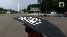 Aktivis dan keluarga serta korban pelanggaran HAM masa lalu melakukan Aksi Kamisan di depan Istana Negara, Kamis (25/11/2021). Sejak 18 Januari 2007, para korban dan keluarga menuntut tanggung jawab negara dalam menuntaskan kasus pelanggaran HAM di Indonesiaa. (Liputan6.com/Helmi Fithriansyah)