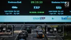 Sejumlah kendaraan melintas dibawah Electronic Road Pricing (ERP) di Jalan Merdeka Barat, Jakarta, Jumat (15/3). ERP yang hingga kini belum digunakan diyakini dapat menekan kemacetan di Ibu Kota pengganti sistem ganjil genap. (Liputan6.com/Faizal Fanani)