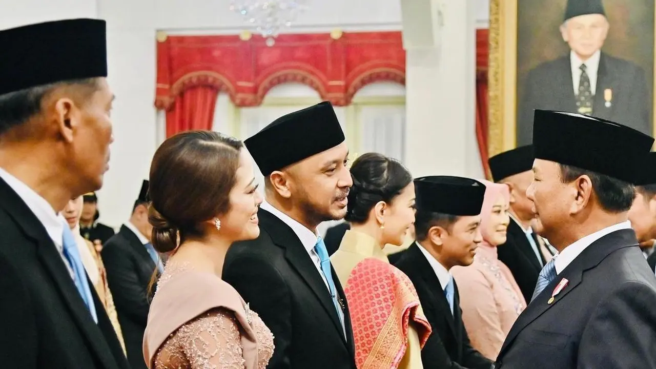 Tampilan Giring Ganesha saat dilantik sebagai Wakil Menteri Kebudayaan oleh Presiden Prabowo