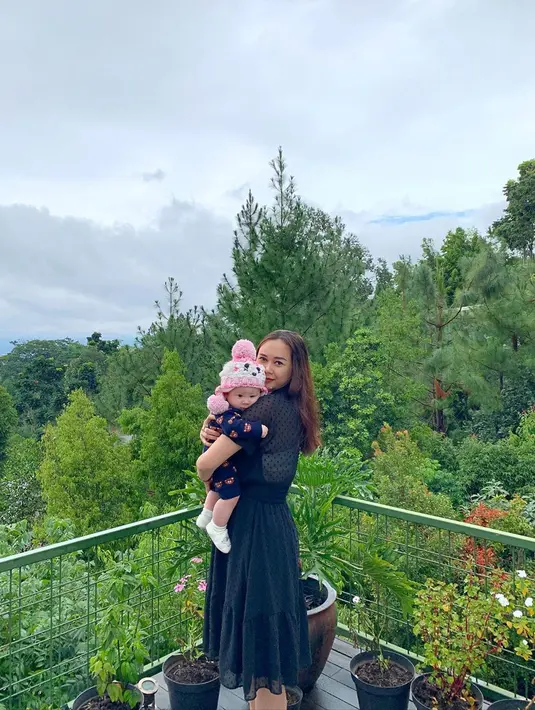 "Bella sudah mau jalan. Ngomongnya bahasa Indonesia, bahasa Inggris, dan kalau sudah besar mau diajari bahasa Portugis," terang Aura Kasih, Rabu (27/5/2020). (Instagram/aurakasih)