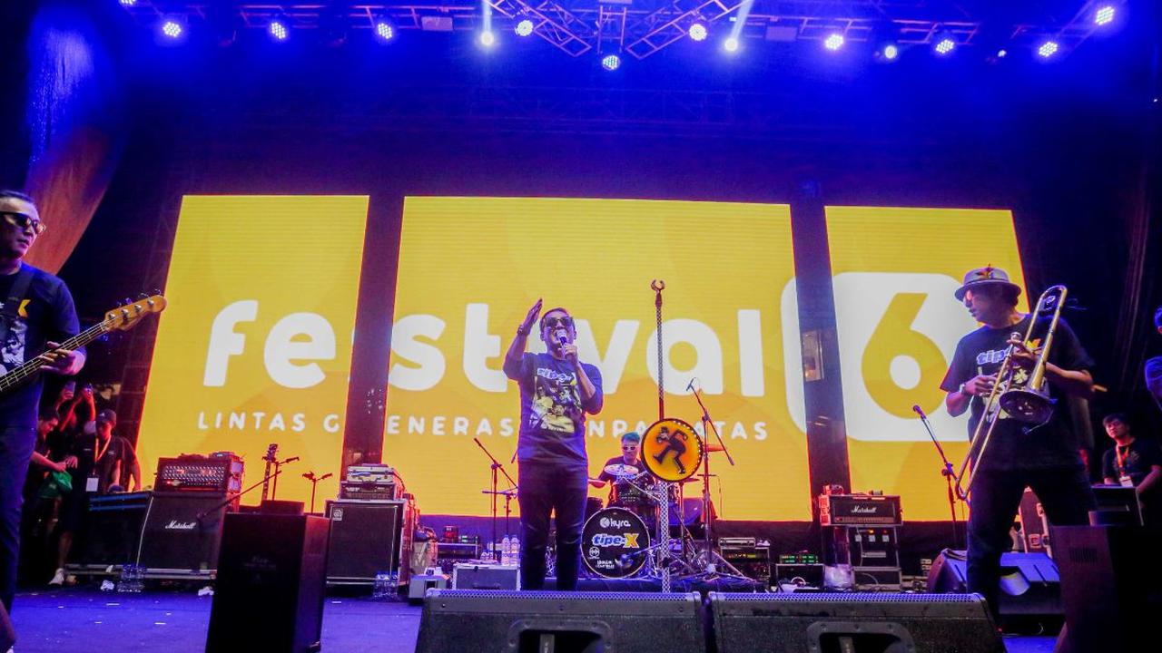 Sebagai penampil penutup, grup band asal Jakarta itu berhasil membuat keriuhan memuncak dalam event yang diselenggarakan di area outdoor Spark Senayan.


Sumber: Liputan6.com
Reporter: Putu Elmira
Fotografer: Faizal Fanani dan Helmi Fithriansyah