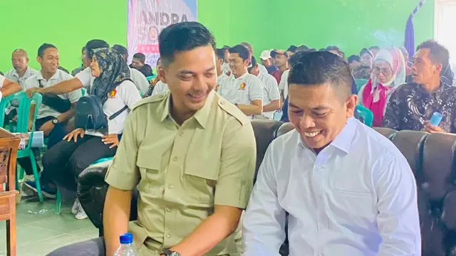 Tim Pemenangan Andra Soni-Dimyati, Faizal Hermiansyah bersama Andra Soni saat kegiatan kampanye. (Istimewa)