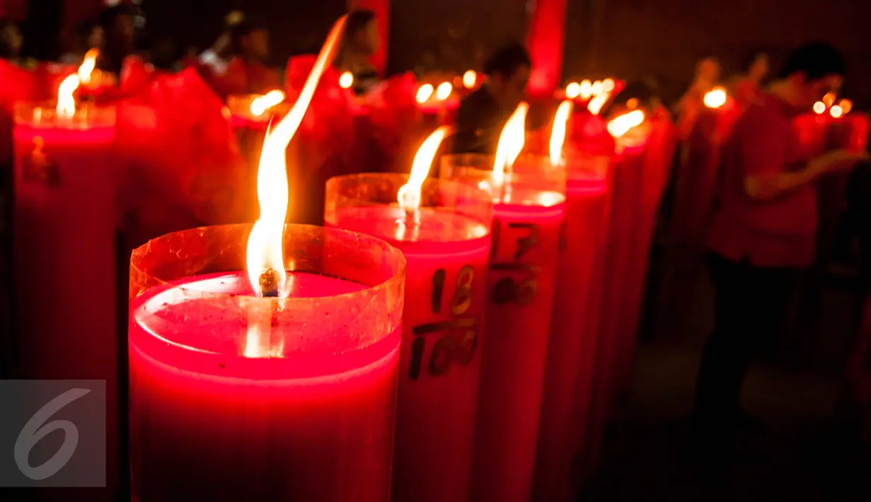 Warga keturunan Tionghoa menyalakan lilin menyambut tahun baru Imlek 2568 di Klenteng Dharma Bhakti, Petak Sembilan Glodok, Jakarta Barat, Jumat (27/1). (Liputan6.com/Gempur M Surya)