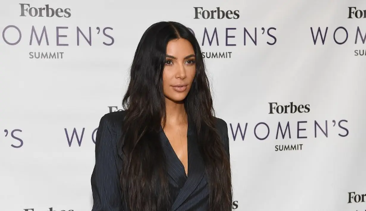 Meski senang akan mendapatkan anak ketiganya, Kim Kardashian tetap merasa sedih karena tak bisa hamil secara normal. (ANGELA WEISS / AFP)