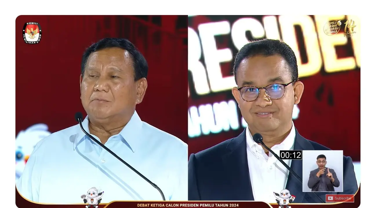 Calon presiden nomor 1 Anies Baswedan, dan capres nomor urut 2 Prabowo Subianto saat debat capres ketiga yang digelar KPU pada Minggu (7/1/2024) di Istora, Senayan, Jakarta.