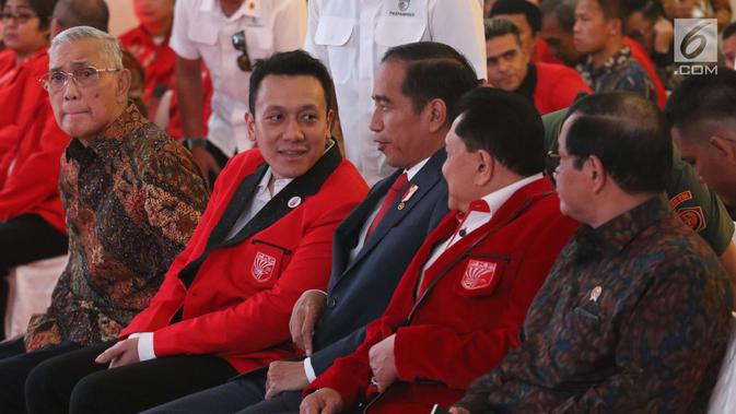 Presiden Jokowi berbincang dengan Ketua umum baru PKPI, Diaz Hendropriyono dan mantan Ketum PKPI, AM Hendropriyono pada penutupan kongres luar biasa Partai Keadilan dan Persatuan Indonesia (PKPI) di Jakarta, Senin (14/5). (Liputan6.com/Angga Yuniar)