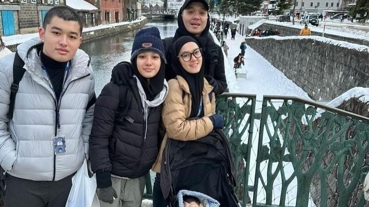 Potret Keluarga Good Looking Lyra Virna Liburan ke Jepang, Seru Ungkap Perjuangan Ajak Balita