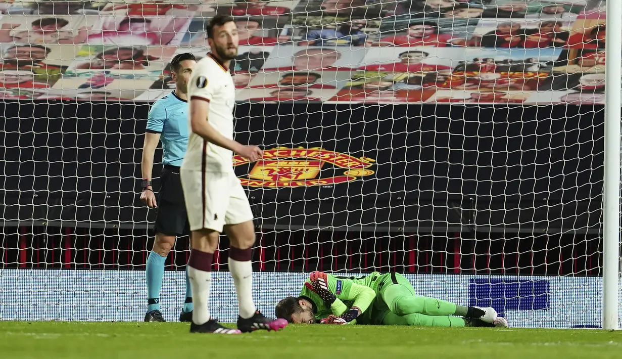 Laga berjalan 26 menit, kiper Pau Lopez terbaring di lapangan. (AP/Jon Super)