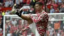 Penyerang Manchester United, Cristiano Ronaldo melakukan pemanasan sebelum bertanding melawan Newcastle United pada pertandingan Liga Inggris di stadion Old Trafford, Sabtu (11/9/2021).  Ronaldo melakoni debut kedua bersama Manchester United.  (AP Photo/Rui Vieira)