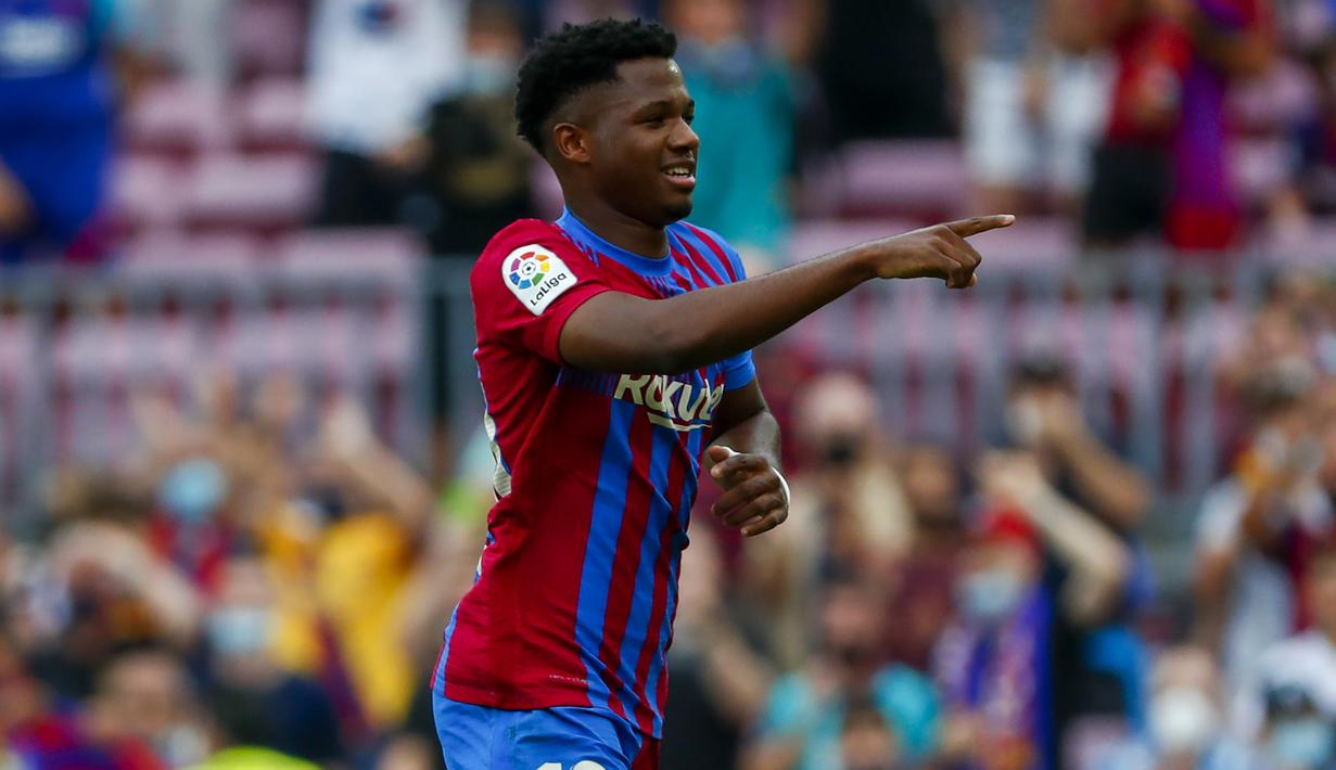 Ansu Fati. Striker berusia 18 tahun ini memasuki musim ketiganya bersama Barcelona musim ini. Saat ini kondisinya sudah berangsur membaik usai menjalani pemulihan pasca cedera. Ia diturunkan di laga terakhir Barcelona saat menang 3-0 atas Levante dan turut menyumbang 1 gol. (AP/Joan Monfort)