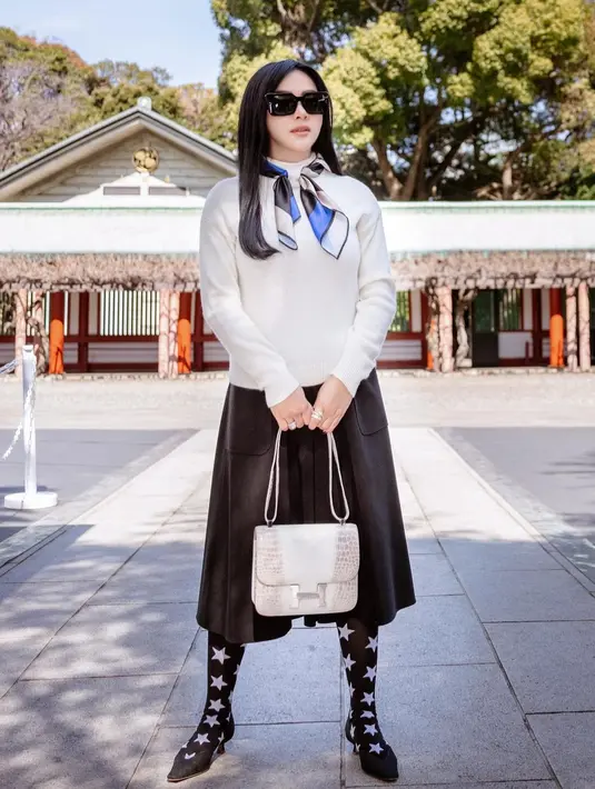 Berbentuk medium sling bag, tas Hermes yang terlihat dibawa Syahrini kali ini adalah Hermes Constance 24 White Himalayan Niloticus Crocodile PHW, yang harganya ditaksir sekitar Rp2.000.000.000. Foto: Instagram.