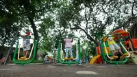 Anak-anak bermain di Taman Lapangan Banteng, Jakarta, Minggu (6/2/2022). Penerapan protokol kesehatan yang buruk saat beraktivitas di ruang publik berpotensi meningkatkan penyebaran COVID-19, terutama di masa pandemi gelombang ketiga akibat omicron. (Liputan6.com/Herman Zakharia)