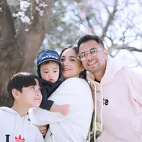 Tidak hanya Raffi Ahmad yang menjalani syuting program sahur, tapi juga sang istri, Nagita Slavina. "Ini rekor banget sih karena sebelumnya di tahun kemarin Ramadan kan aku tuh sampai lima acara, dan nggak sahur di rumah," kata ayah Rafathar dan Cipung ini. [Instagram/raffinagita1717]