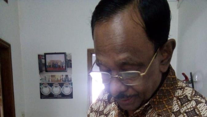 Salah satu peserta Kelas Bahasa, MD Kanchon Mia (58), menunjukkan catatan hasil belajarnya selama mengikuti kegiatan tersebut. (Liputan6.com/Afra Augesti)