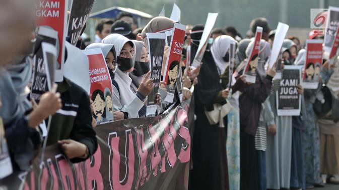 Aktivis menggelar aksi penolakan Rancangan Undang-undang Penghapusan Kekerasan Seksual (RUU PKS) di area car free day, Bundaran HI, Jakarta, Minggu (28/4/2019). Mereka menilai disahkannya RUU PKS dapat mengakibatkan menjamurnya LGBT dan legalitas pelacuran. (merdeka.com/Iqbal S. Nugroho)