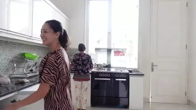 Potret Dapur Della Puspita. (YouTube/Dunia Della Puspita)