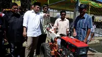 Menteri Desa, PDT dan Transmigrasi Marwan Jafar menyerahkan hand tracktor kepada perwakilan dua lelompok tani di Gorontalo.