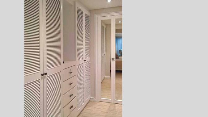 Desain walk-in-closet apartemen karya SASO Architecture Studio. (dok. Arsitag.com/Dinny Mutiah)