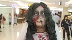 Cosplay kuntilanak berada di pusat perbelanjaan kawasan Sudirman, Jakarta, Selasa (31/10). Salah satu pusat perbelanjaan di kawasan Sudirman menghadirkan 3 cosplay, Zombie, Kuntilanak dan valak merayakan hari Halloween. (Liputan6.com/Herman Zakharia)