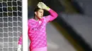 Kiper Manchester City, Ederson, tampak kewalahan saat digempur pemain Leeds United pada laga Liga Inggris di Stadion Elland Road, Sabtu (3/10/2020). Kedua tim bermain imbang 1-1. (Cath Ivill/Pool via AP)